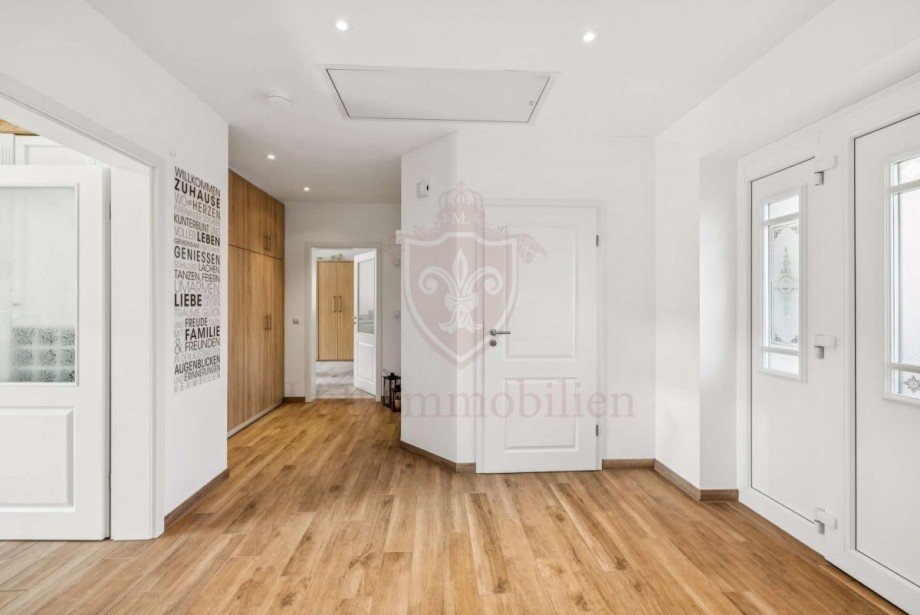 Flur mit Einbauschrank Einfamilienhaus Kaltenkirchen