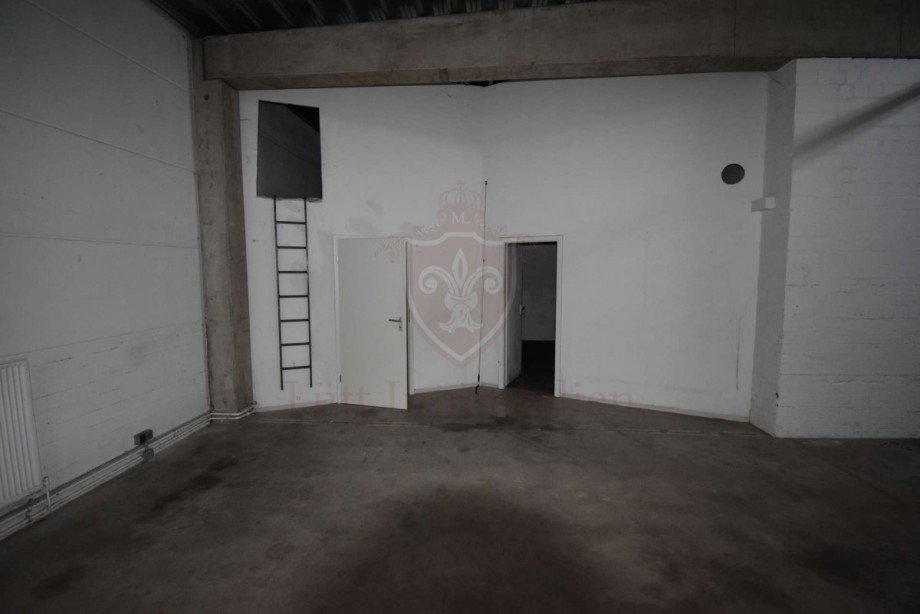 Abteilung zweier R�ume innerhalb der Halle Halle / Lager / Produktion Hamburg
