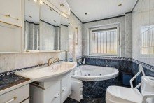 Badezimmer *** Gro�er Walmdachbungalow auf tollem Grundst�ck in Henstedt-Ulzburg***