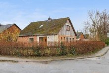 Au�enansicht Handwerkertraum - Sanierungsbed�rftiges Einfamilienhaus fu�l�ufig zum Ihlsee