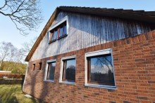 Fassadenansicht Handwerkertraum - Sanierungsbed�rftiges Einfamilienhaus fu�l�ufig zum Ihlsee