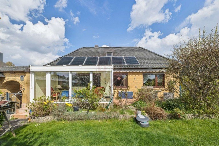 Titelbild Henstedt-Ulzburg Einfamilienhaus *** Gro�er Walmdachbungalow auf tollem Grundst�ck in Henstedt-Ulzburg***